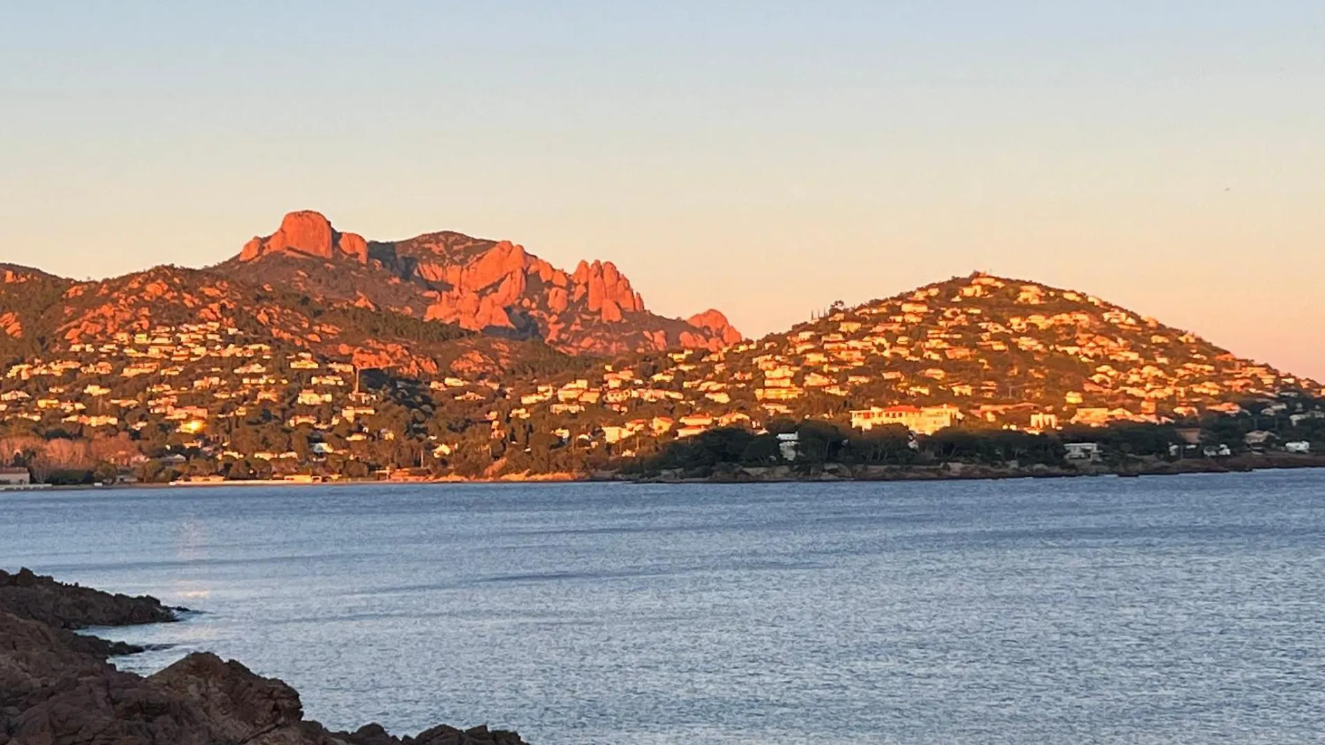 Apartment Studio Climatise Vue Mer A Proximite De La Plage Saint-Raphael
